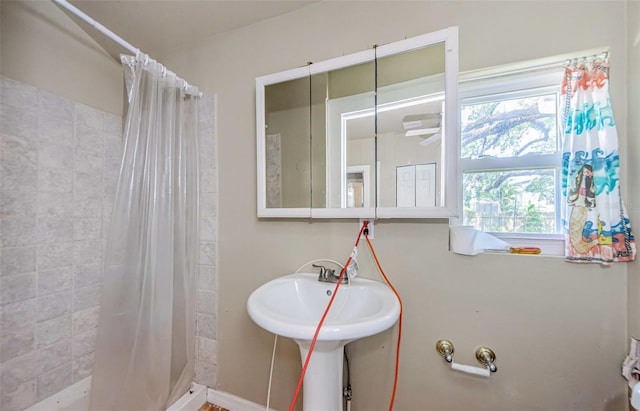 41 W Boyer St, Tarpon Springs, FL 34689 - bathroom featuring a shower stall