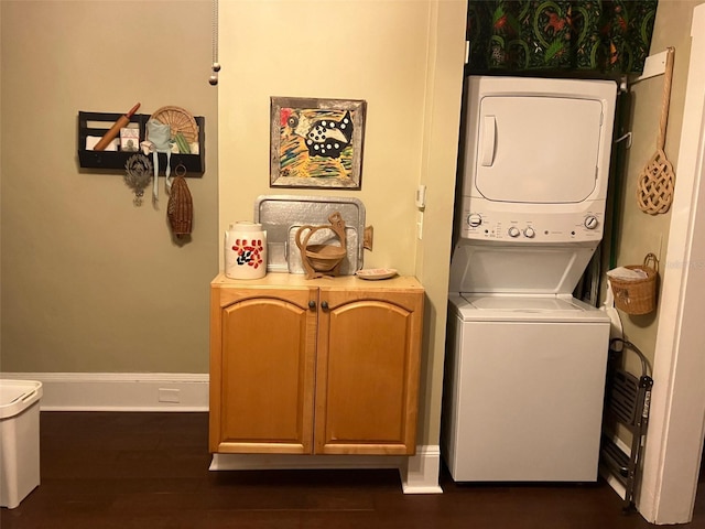 41 W Boyer St, Tarpon Springs, FL 34689 - laundry area featuring estacked washer and dryer, baseboards, and dark wood-type flooring