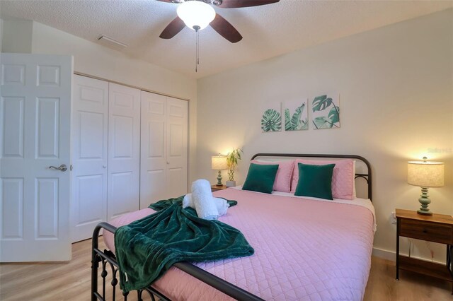 506 Summerwood Ct, Tarpon Springs, FL 34689 - bedroom featuring light wood-style flooring, a closet, ceiling fan, and a textured ceiling