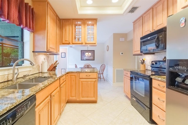 3714 Village Estates Pl, Tampa, FL 33618 - kitchen featuring a tray ceiling, a sink, crown molding, backsplash, and black appliances