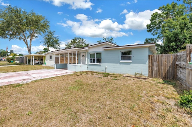 ranch-style house with fence and a front lawn