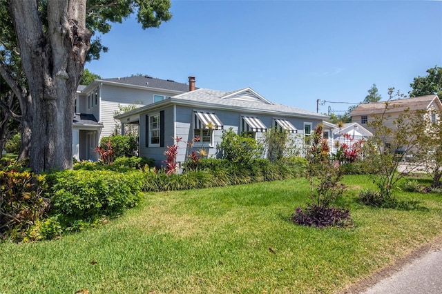 view of front of home featuring a front lawn