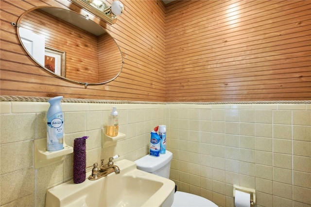36601 Roberts Rd, Dade City, FL 33525 - half bath with a sink, tile walls, a wainscoted wall, and toilet