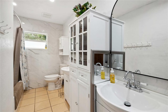 36601 Roberts Rd, Dade City, FL 33525 - bathroom with visible vents, tile patterned flooring, vanity, toilet, and shower / tub combo with curtain