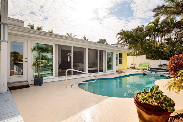 2487 W Bay Isle Dr SE, Saint Petersburg, FL 33705 - view of swimming pool with a patio area, fence, and a pool with connected hot tub