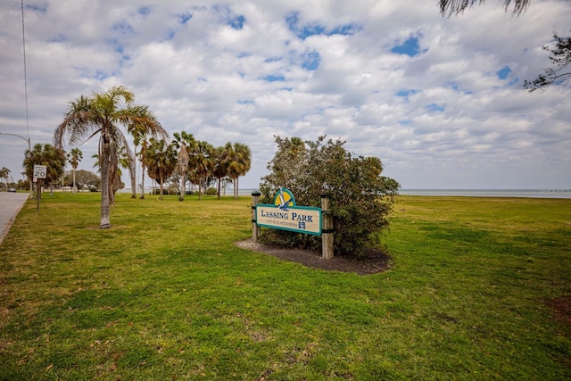 2487 W Bay Isle Dr SE, Saint Petersburg, FL 33705 - surrounding community with a lawn