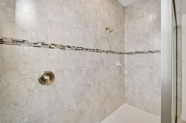 full bathroom featuring a tile shower