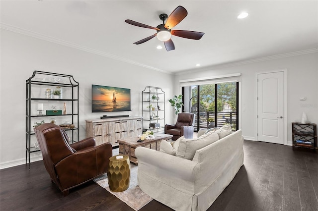 living room featuring crown molding, dark wood-style flooring, a ceiling fan, recessed lighting, and baseboards