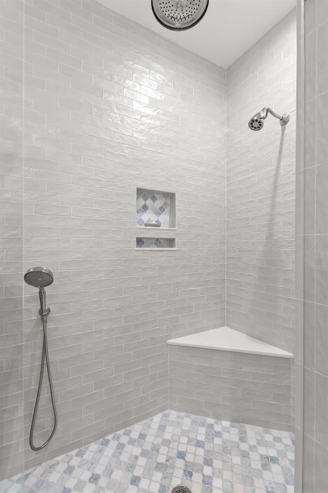 full bathroom featuring tiled shower