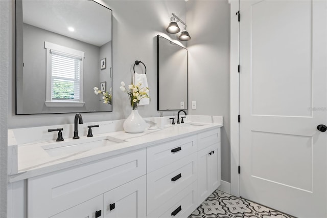 116 W Stanley St, Tampa, FL 33604 - bathroom featuring double vanity