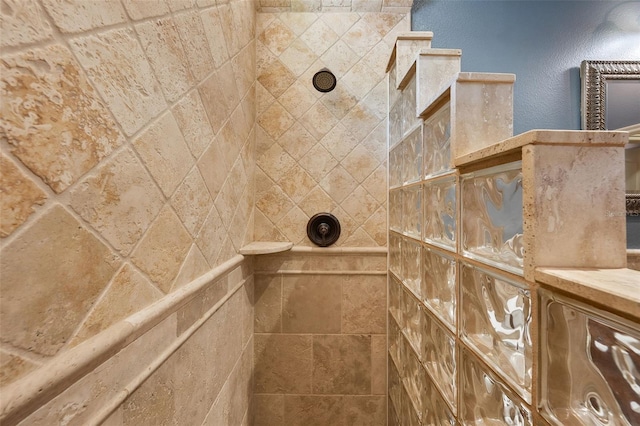 details featuring a textured wall and walk in shower