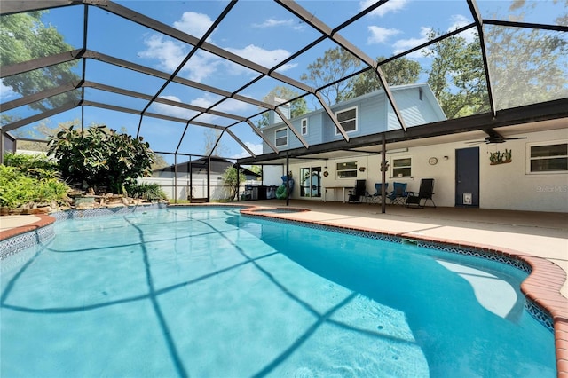 view of swimming pool featuring a fenced in pool, a ceiling fan, an in ground hot tub, and a patio area