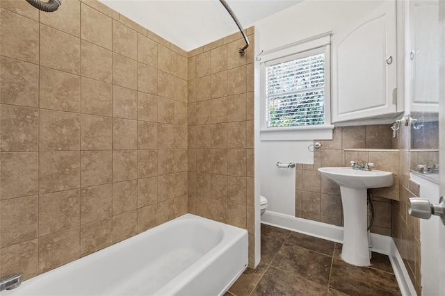 906 E Broad St, Tampa, FL 33604 - full bath with toilet and tub / shower combination