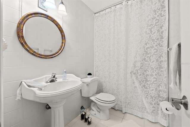 3021 Alton Dr, St Pete Beach, FL 33706 - full bath featuring tile walls, toilet, tile patterned flooring, and a shower with curtain