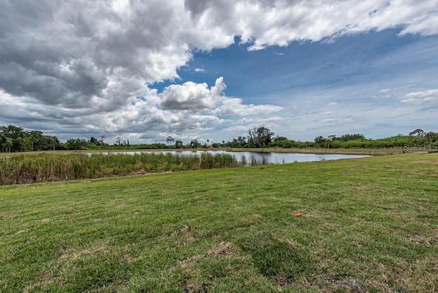 view of yard featuring a water view