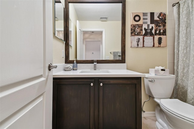 1003 Fairwaycove Ln Unit 103, Bradenton, FL 34212 - full bath with vanity, toilet, and a shower with curtain