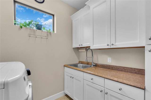 4610 Alexandria Ct, Palmetto, FL 34221 - laundry area with independent washer and dryer, baseboards, a sink, and cabinet space