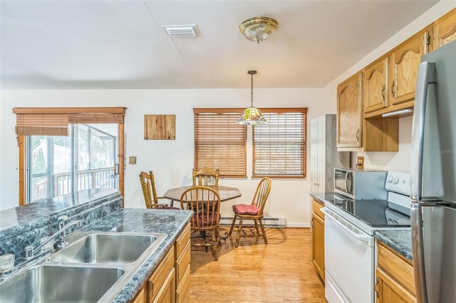 526 Kings Creek Cir, Steinhatchee, FL 32359 - kitchen featuring visible vents, appliances with stainless steel finishes, dark countertops, a sink, and light wood-style floors