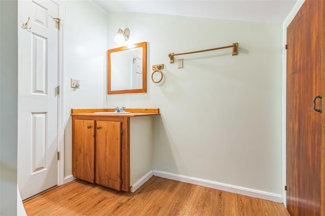 526 Kings Creek Cir, Steinhatchee, FL 32359 - bathroom featuring baseboards, wood finished floors, and vanity