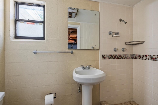 bathroom featuring tiled shower