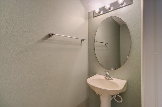 bathroom featuring a sink