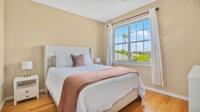 501 Knights Run Ave Unit 1335, Tampa, FL 33602 - bedroom featuring light wood-style floors, baseboards, and a ceiling fan