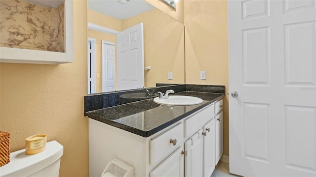 501 Knights Run Ave Unit 1335, Tampa, FL 33602 - half bath with vanity, toilet, and a textured wall