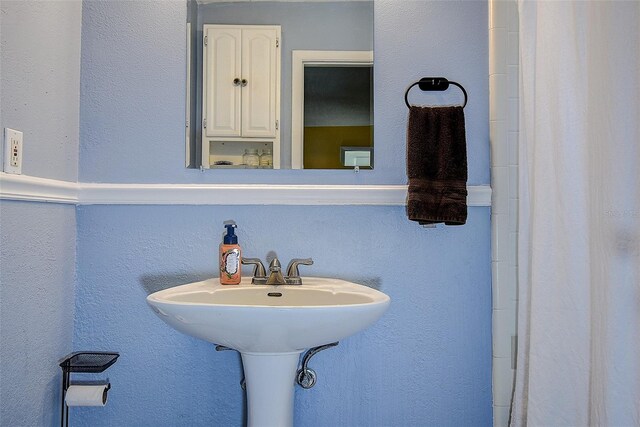 8497 137th St, Seminole, FL 33776 - bathroom with curtained shower