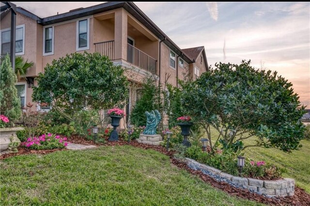 view of yard featuring a balcony