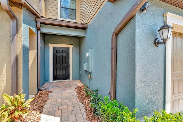 entrance to property with stucco siding