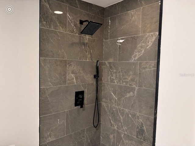 room details featuring a tile shower