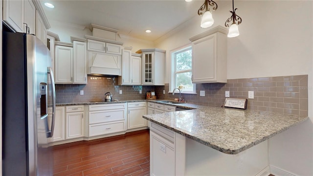 3615 S Church Ave, Tampa, FL 33629 - kitchen with stainless steel fridge with ice dispenser, a peninsula, a sink, crown molding, and black electric cooktop