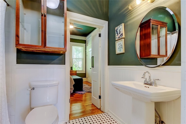 6341 Discovery Ln, Land O Lakes, FL 34638 - full bath featuring wainscoting, toilet, and a shower with shower curtain
