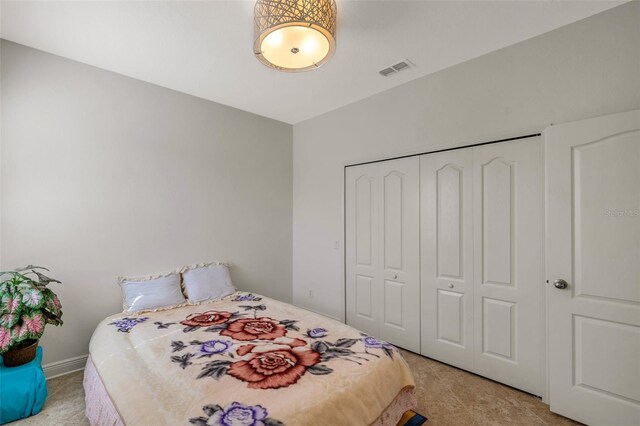 bedroom featuring baseboards, visible vents, and a closet