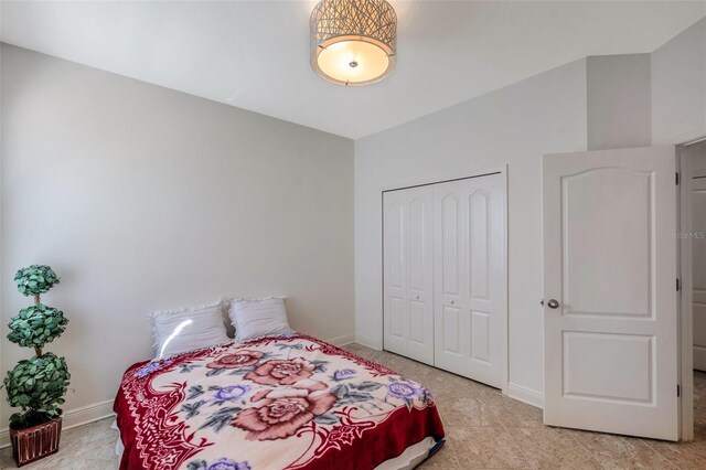 bedroom featuring baseboards and a closet