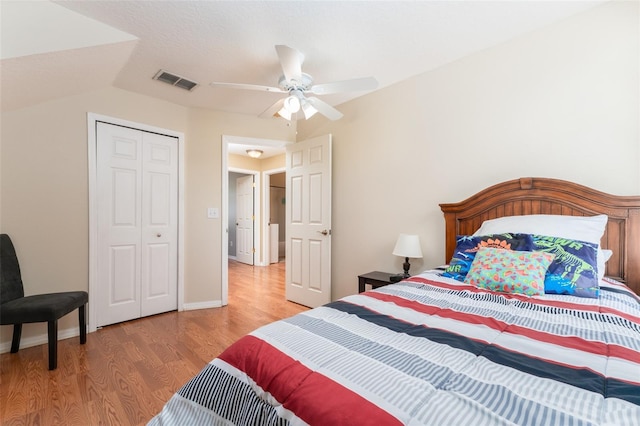 5607 Tanagergrove Way, Lithia, FL 33547 - bedroom with ceiling fan, light wood-style flooring, baseboards, visible vents, and a closet
