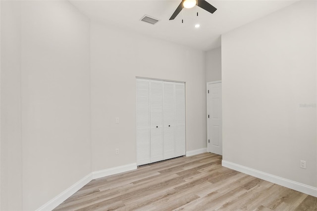 4317 74th Ave E, Sarasota, FL 34243 - unfurnished bedroom featuring light wood-style floors, a ceiling fan, baseboards, visible vents, and a closet