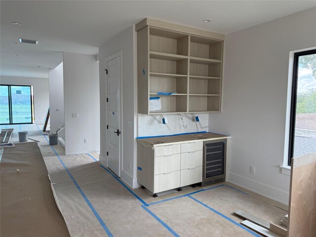 501 W Ross Ave Unit 1, Tampa, FL 33602 - bar area featuring wine cooler, baseboards, and backsplash