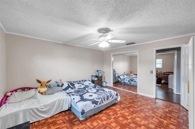 424 Forest Glen Ave, Lakeland, FL 33813 - bedroom with a closet, a textured ceiling, ornamental molding, a ceiling fan, and baseboards