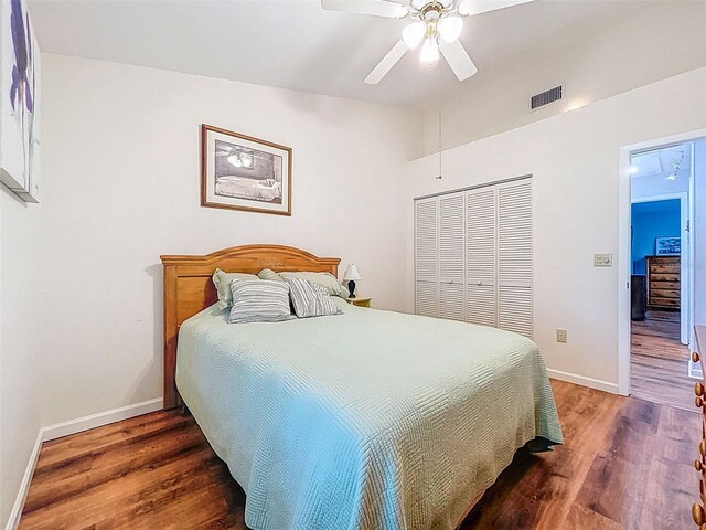 3078 Pointer Dr, Palm Harbor, FL 34683 - bedroom featuring ceiling fan, visible vents, wood finished floors, baseboards, and a closet