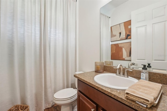 full bath with vanity, curtained shower, and toilet