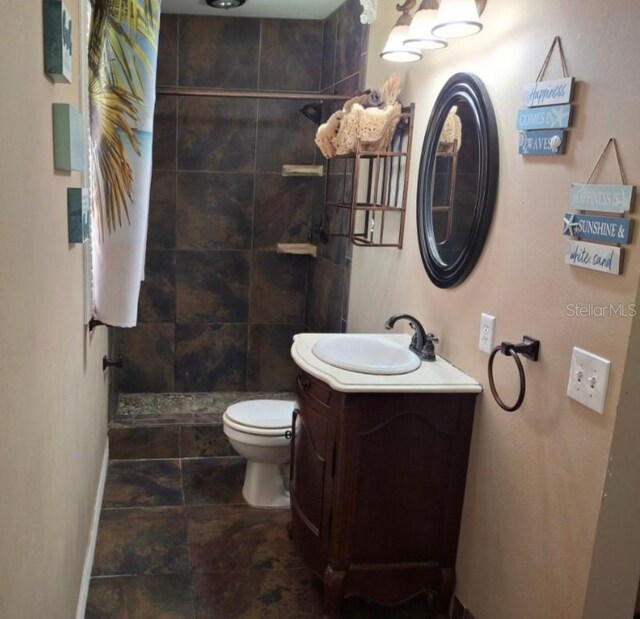 11305 SW 186th Cir, Dunnellon, FL 34432 - full bath with a tile shower, vanity, and toilet