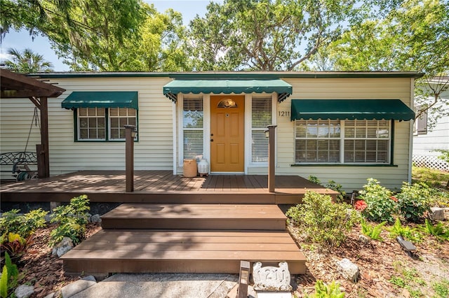 1211 E Park Cir, Tampa, FL 33604 - view of front facade featuring a deck