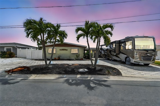 view of front facade featuring fence and driveway