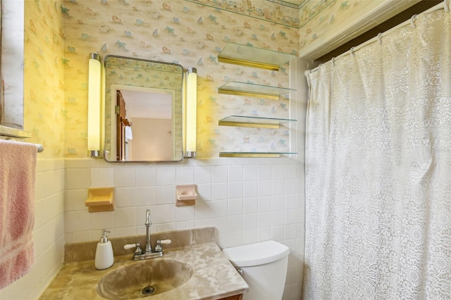 full bath with curtained shower, vanity, toilet, and wallpapered walls