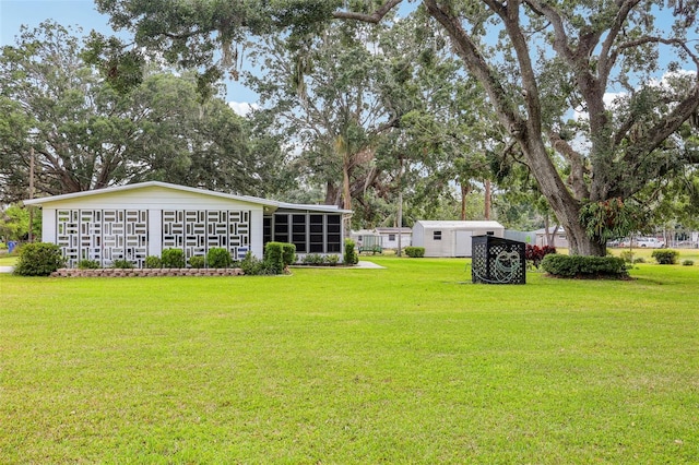 view of yard with an outbuilding