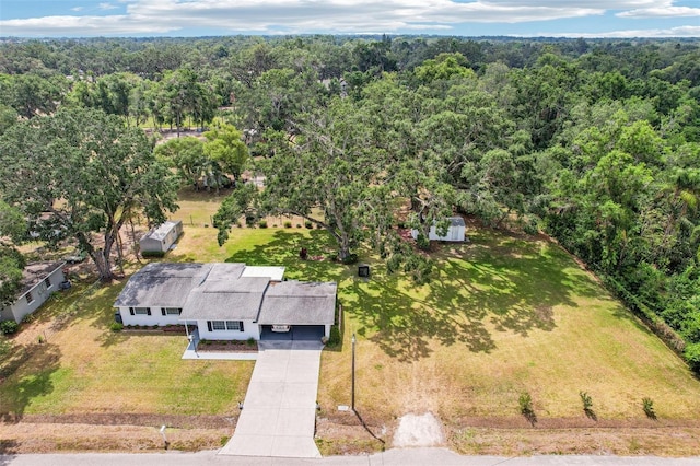 bird's eye view featuring a wooded view