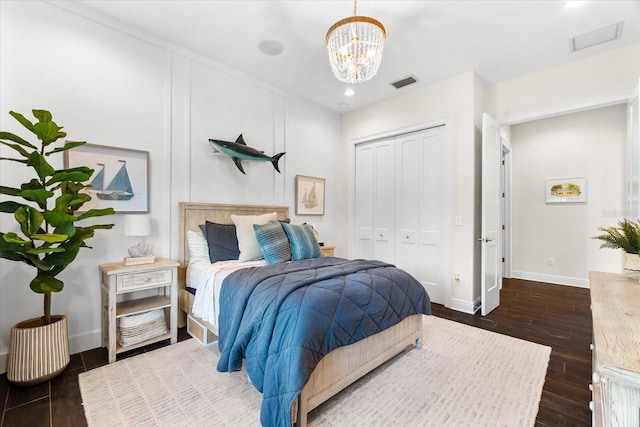 885 Seaview Cir Unit 20, Crystal Beach, FL 34681 - bedroom with dark wood-type flooring, a chandelier, baseboards, a closet, and recessed lighting