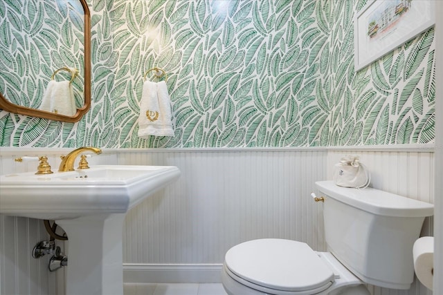 1476 Harbour Walk Rd, Tampa, FL 33602 - half bath with wallpapered walls, toilet, and baseboards