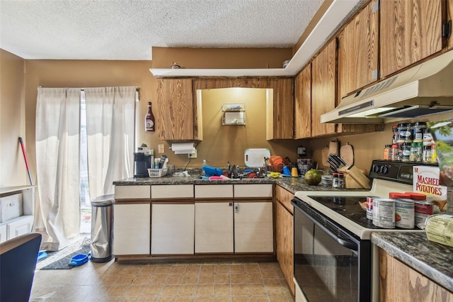 kitchen featuring a textured ceiling, electric range, under cabinet range hood, and dark countertops